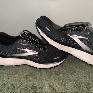 Brooks Black Sneakers with Pale Pink Midsoles